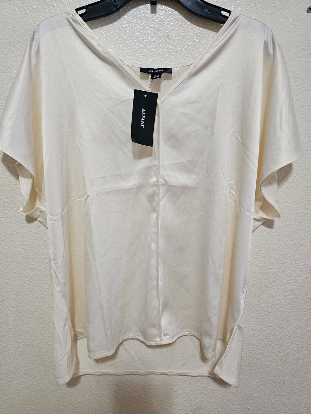 Alfani Women's Cream V-Neck Short Sleeve Satin Top Brand NEW size L